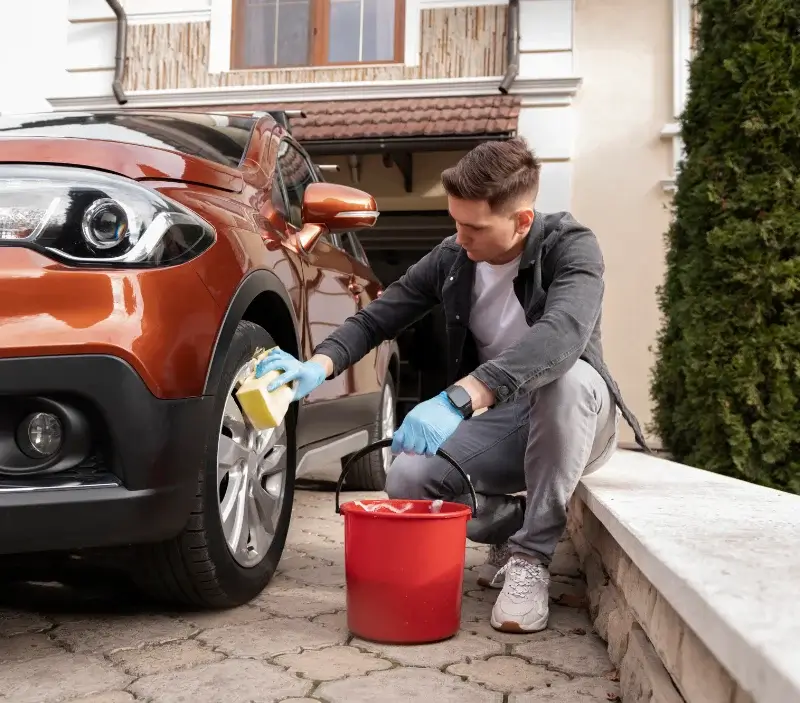 Lavage auto à domicile Mont-Saint-Aignan : professionnel intervenant sur un véhicule